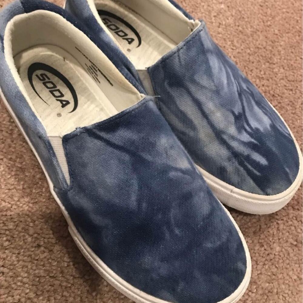 Girls slip on canvas shoes
